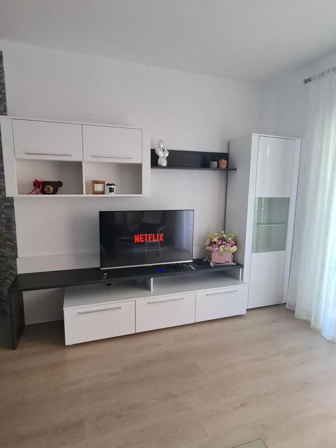 Emily Apartman *