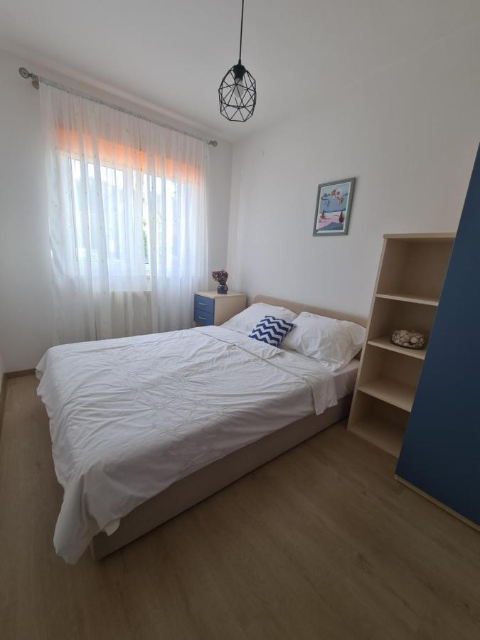 Emily Apartman *